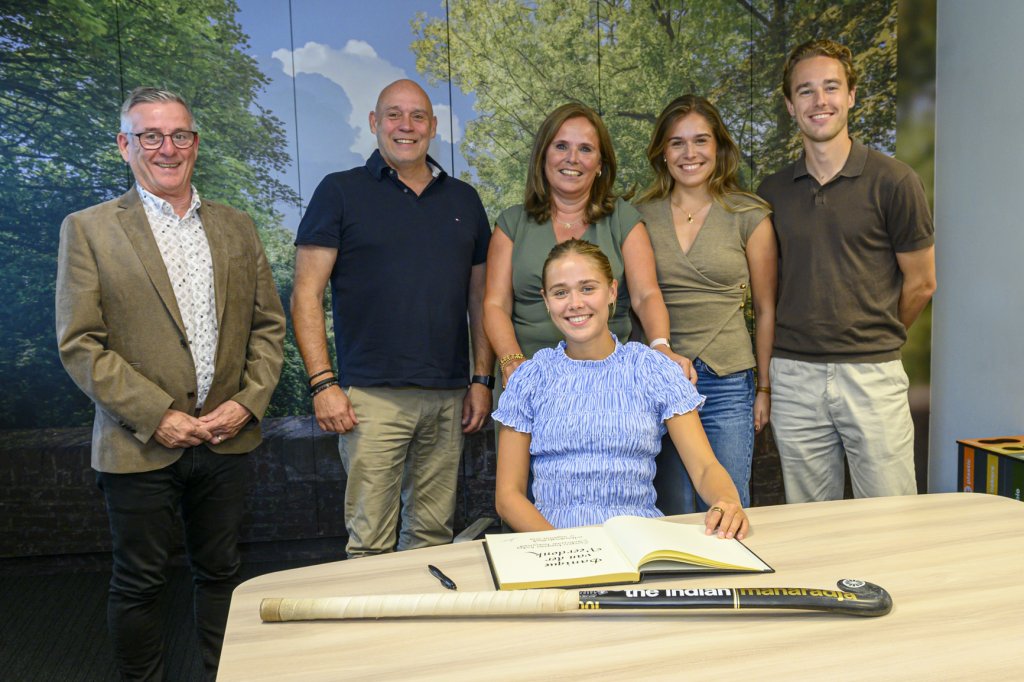 Danique van der Veerdonk met familie en wethouder Freed Janssen