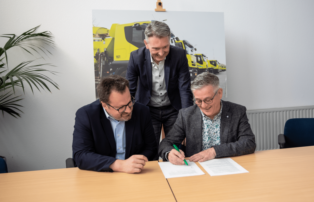 Op de foto: Wethouders Christian Wilbach en Freed Janssen (gemeente Landgraaf) en Roger Wetzels