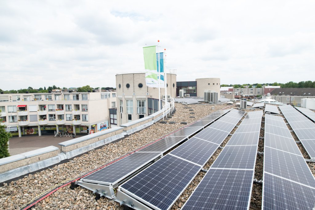 Zonnepanelen op het dak van het Burgerhoes in Landgraaf