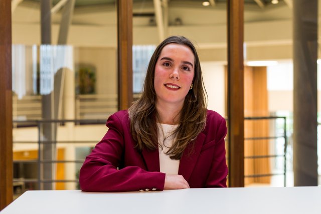 Een foto van Vera, een stembureaulid.