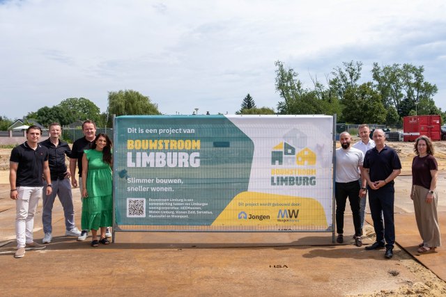 Medewerkers van HEEMwonen, bouwbedrijf Jongen en de gemeente Landgraaf staan bij het bouwbord van de nieuwbouw aan de Nieuwenhagerheidestraat in Lauradorp en geven daarmee het officiële startsein voor de bouw van 28 huurwoningen.