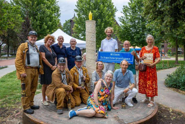 Wethouders, initiatiefnemers en inwoners onthullen het nieuwe Don Bosco-kunstwerk en het naambord van het Willem Schweitzerplantsoen tijdens het Zomerfestival in Lauradorp.