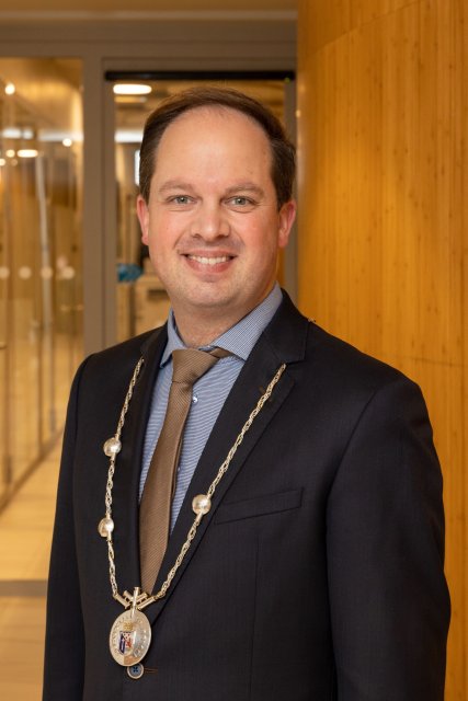 Burgemeester Richard de Boer met ambtsketen in Burgerzaal