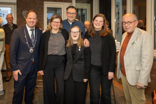Burgemeester Richard de Boer en Alex Schiffelers samen Jolein Meens en haar familie.
