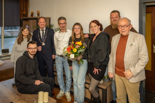 Burgemeester Richard de Boer en wethouder Alex Schiffelers samen met Viénna en haar famillie.