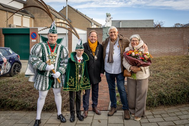 Burgemeester Richard de Boer met Con Weijers voor het nieuwe standbeeld van V.V. de Geete.