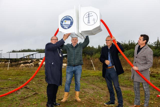 Burgemeester Jan Schrijen, Leon Heijkoop (Unisun), Dick Rootert en Sven Jacobs (resp. oud directeur en de huidige directeur van Bodemzorg Limburg) openen op een ludieke manier het Zonnepark Abdissenbosch door stekkers aan elkaar te verbinden