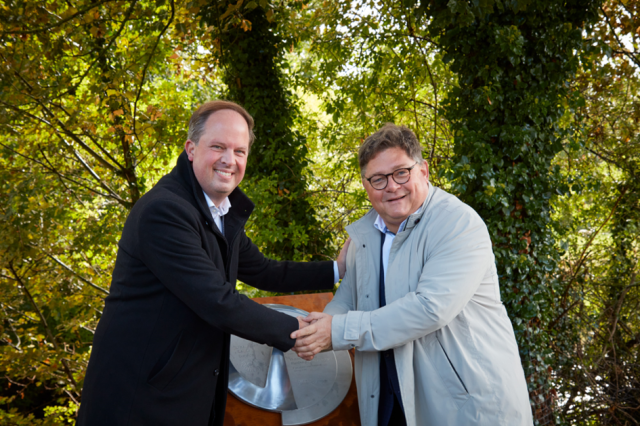 Burgemeesters Richard de Boer en Oliver Walthar schudden handen voor de Liberation Vector.