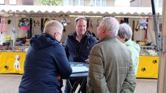 Burgemeester Richard de Boer op de markt in gesprek met inwoners