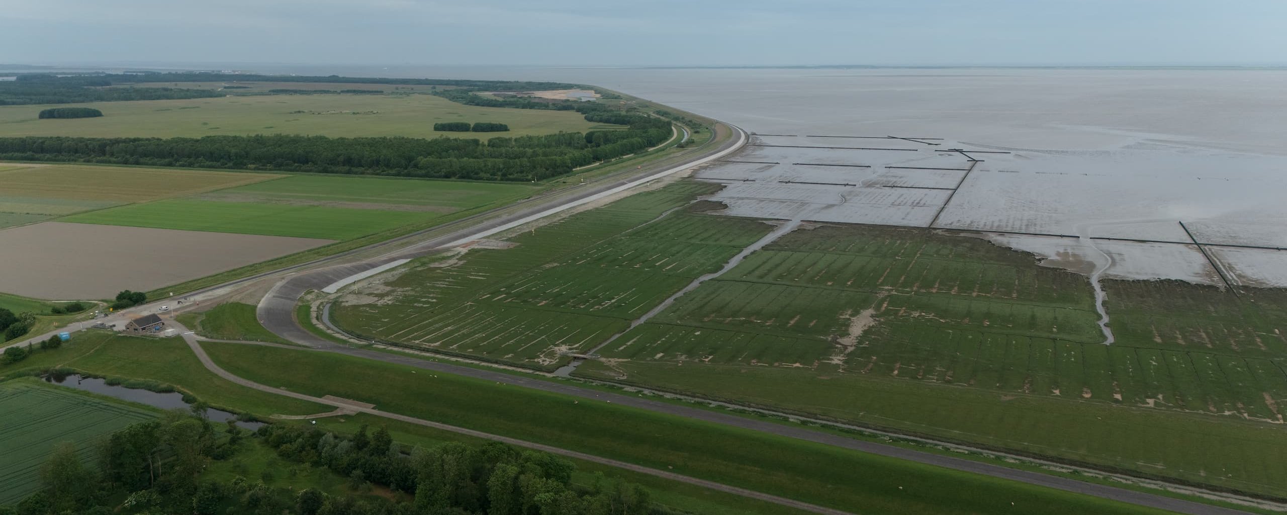 De nieuwe Lauwersmeerdijk van boven
