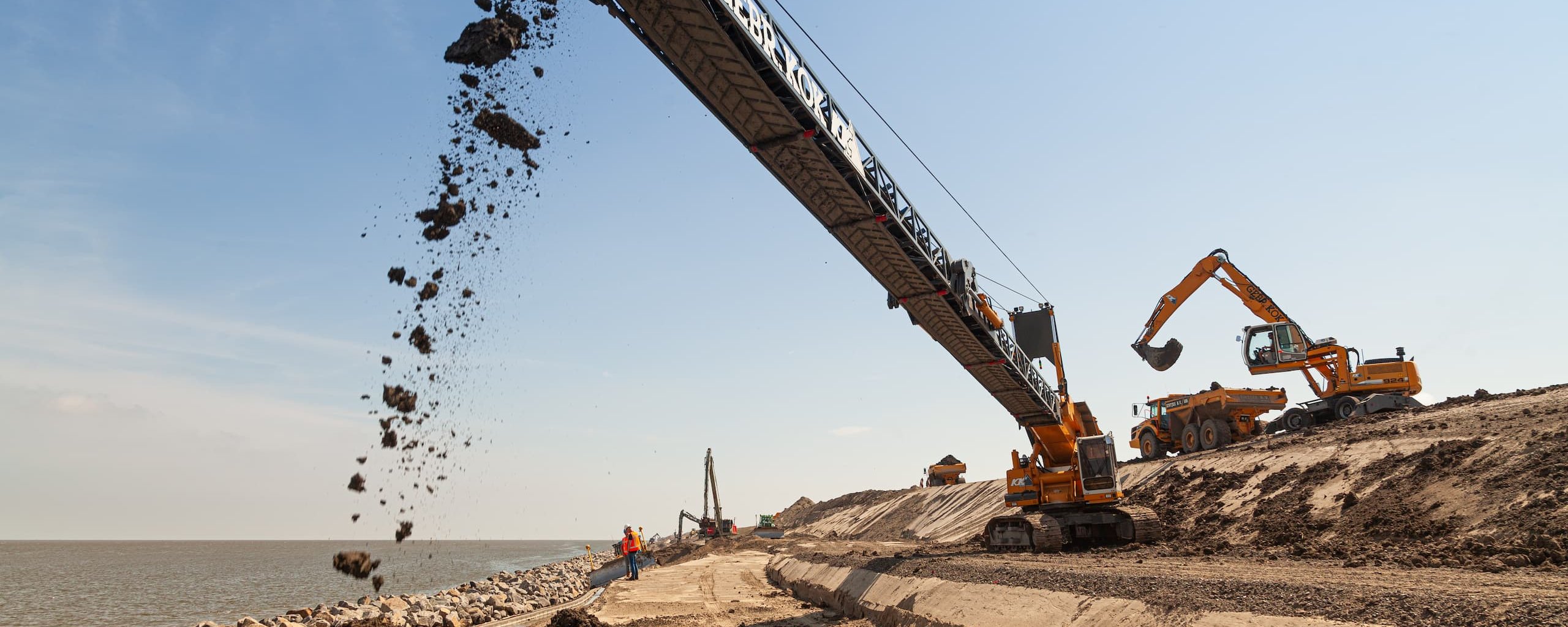 Beeld van machines aan het werk op de landelijke dijk