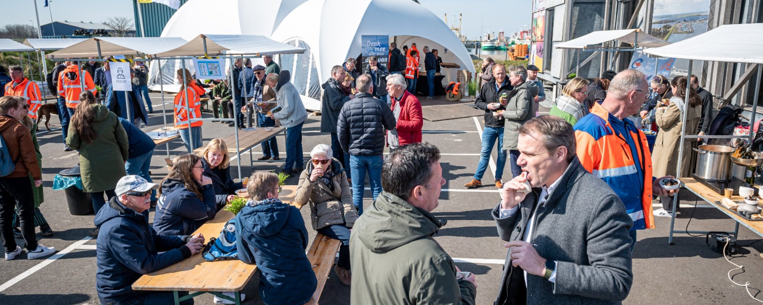 Foto van de informatiemarkt op de open dag op 5 april 2023