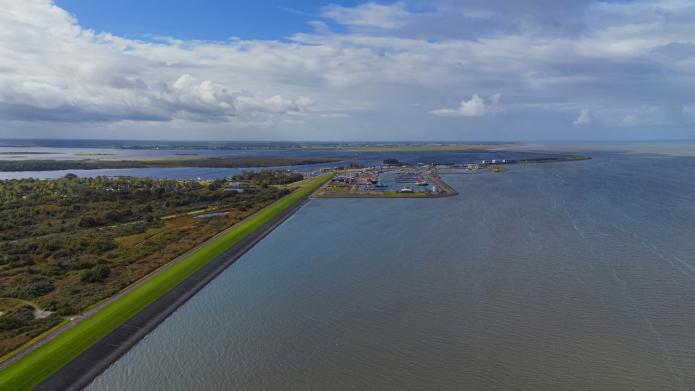 De Lauwersmeerdijk en haven Lauwersoog vanuit de lucht