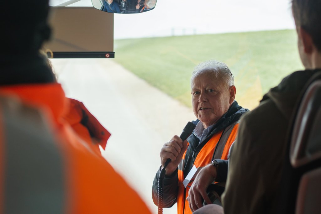Sytze Visser van Noorderzijlvest vertelt over de werkzaamheden tijdens de bustour over de nieuwe Lauwersmeerdijk.
