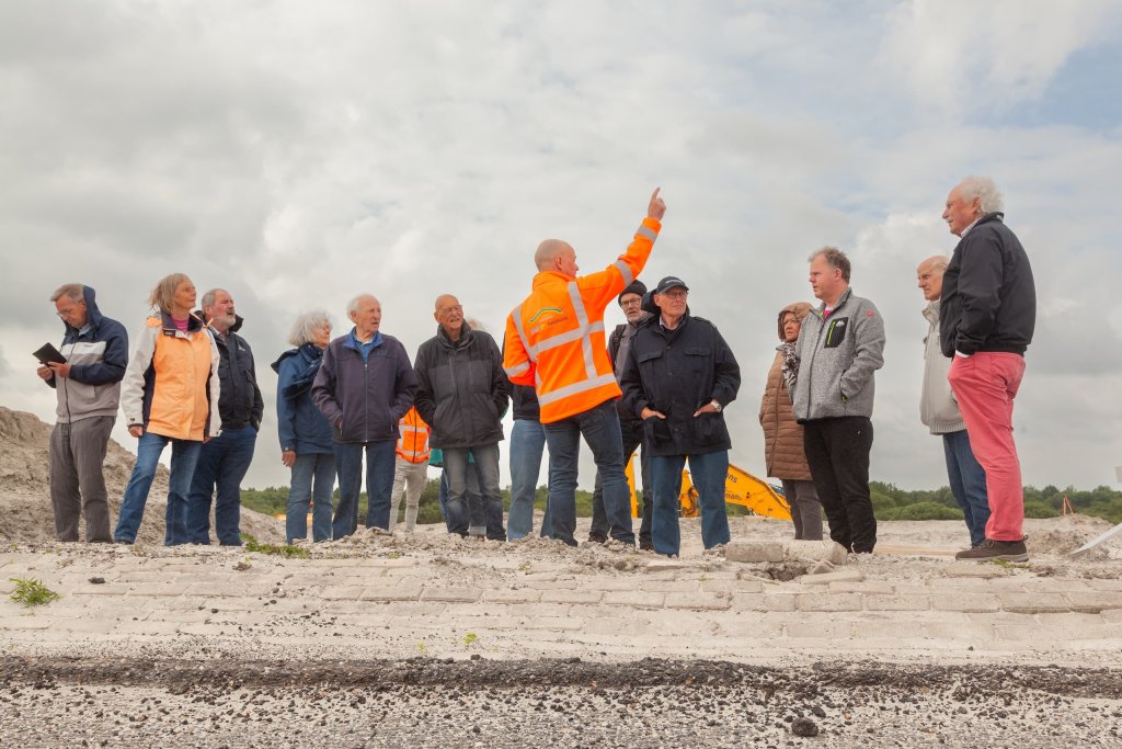 Een groep mensen op de dijk tijdens de Dag van de Bouw 2024