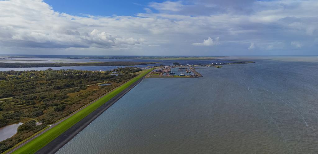 De Lauwersmeerdijk en haven Lauwersoog vanuit de lucht