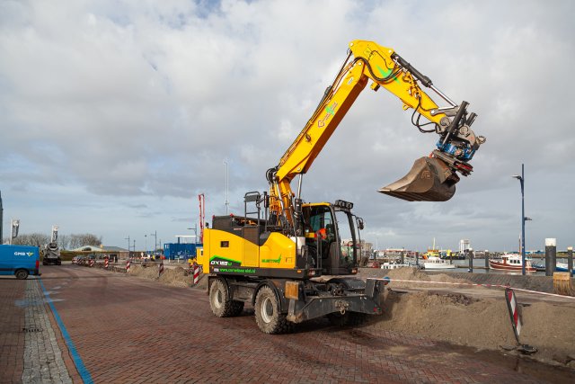 Beeld van een elektrische kraan in de haven