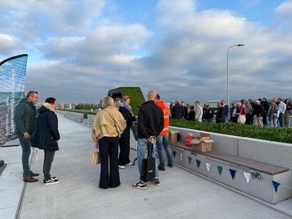 Een lange rij voor de groene boog bij de wandelboulevard!
