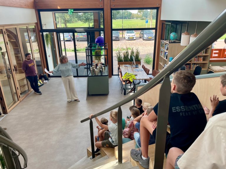 Wethouder Mathijssen spreekt de kinderen toe bij het kindcentrum Heijer