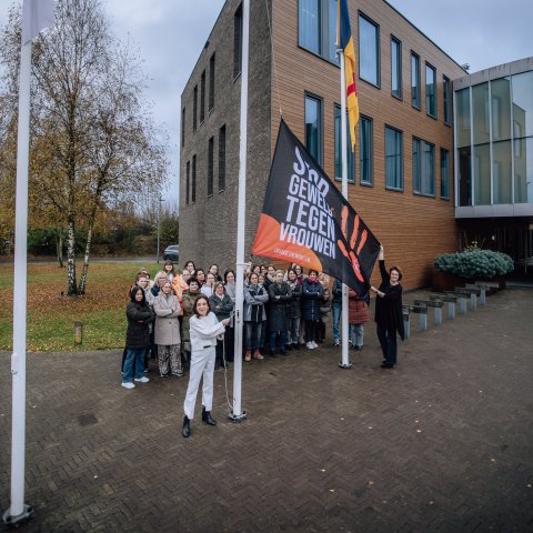 Burgemeester Désirée Schmalschläger hijst samen met vrouwelijke ambtenaren vlag Orange the World