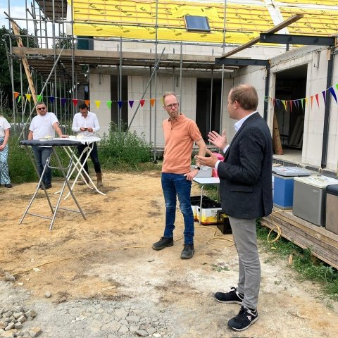 Wethouder Michel Graef feliciteert toekomstig bewoners CPO Grasheim