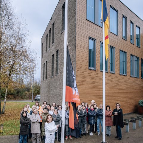 Burgemeester Désirée Schmalschläger hijst samen met vrouwelijke ambtenaren vlag van Orange the World
