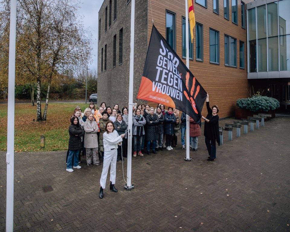 Burgemeester Désirée Schmalschläger hijst samen met vrouwelijke ambtenaren vlag Orange the World