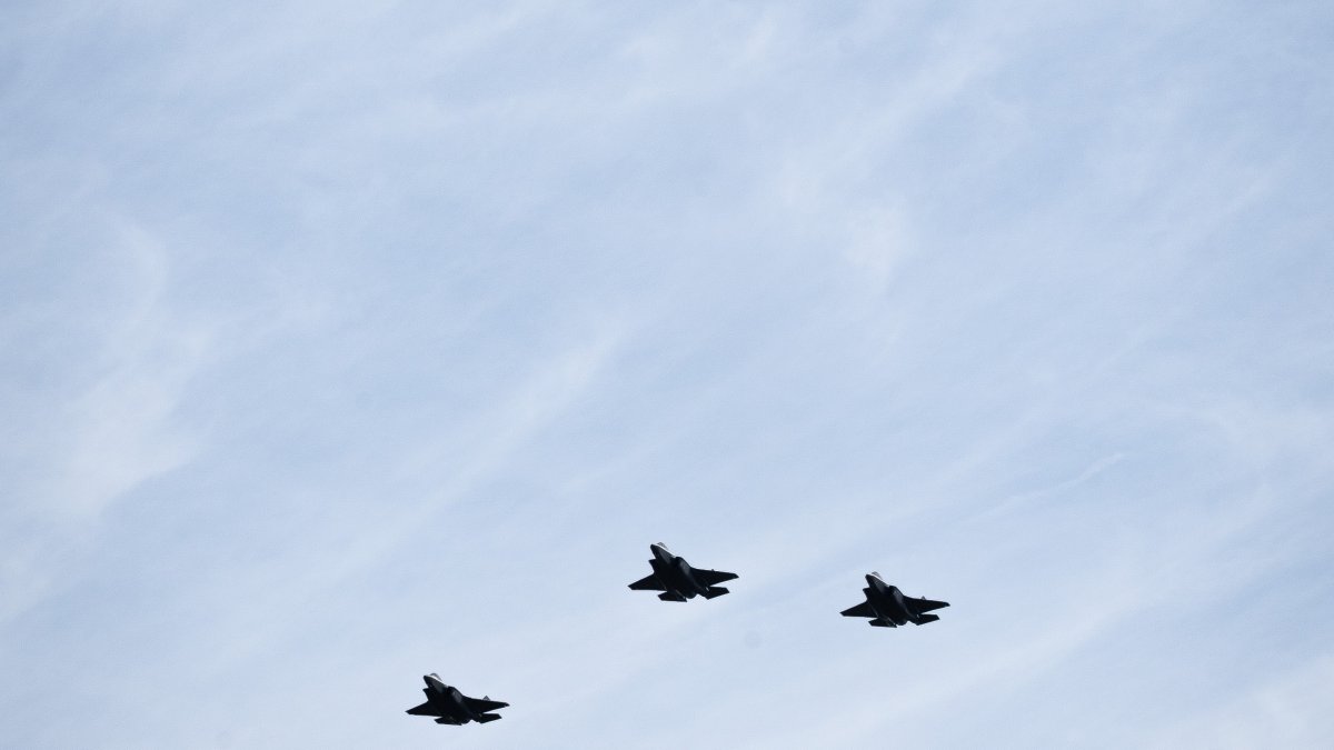 Gevechtsvliegtuigen verzorgen herdenkingsvlucht boven Indië monument