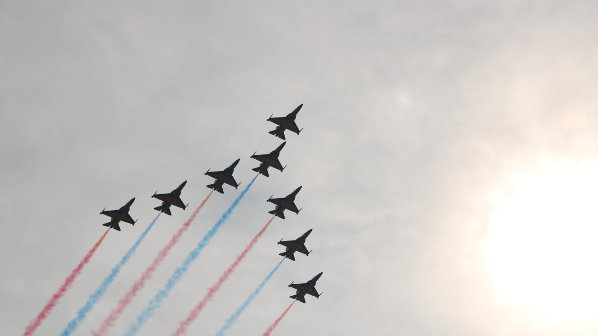 Gevechtsvliegtuigen verzorgen herdenkingsvlucht boven Margraten