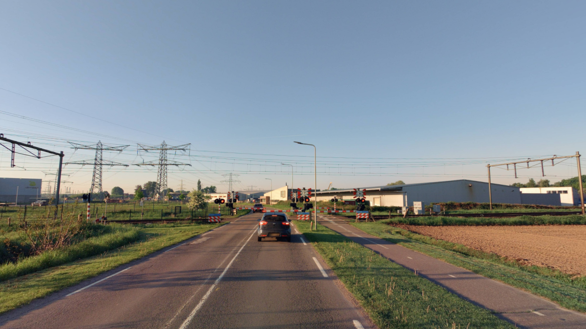 Asfaltonderhoud spoorwegovergang Roermondseweg in Haelen