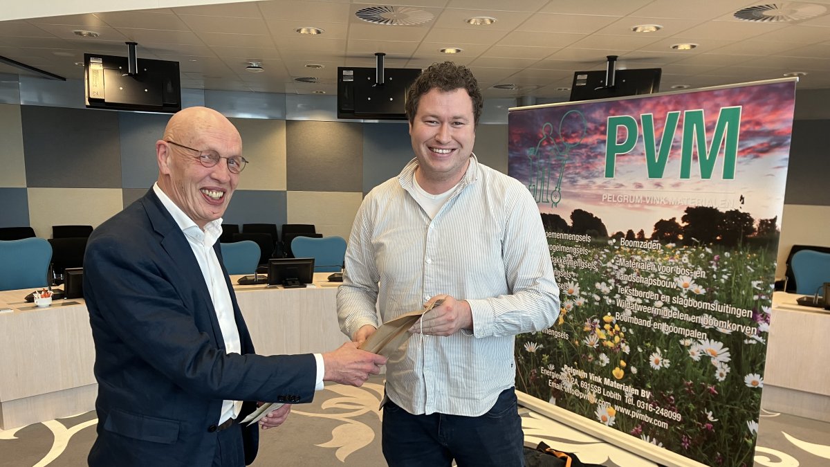 Wethouder Den Teuling deelt bloemenzaad uit!