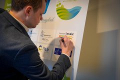 Wethouder Michel Graef ondertekent overeenkomst PiO Weerterland