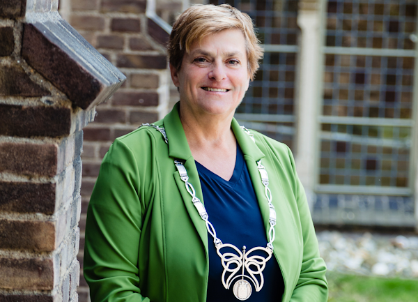 Burgemeester Nelly Kalfs in de tuin bij 't Convent in Huissen 