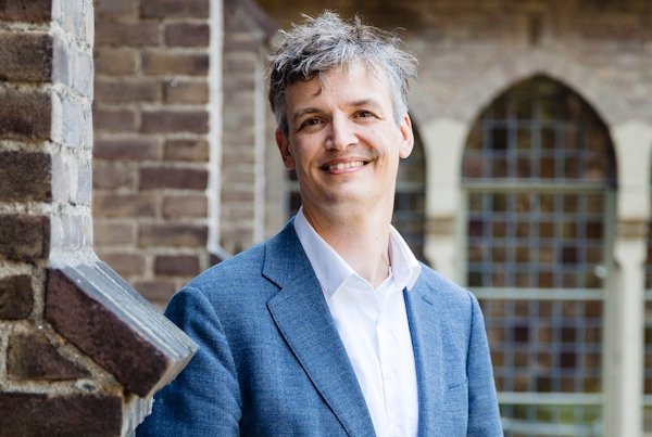 Gemeentesecretaris Igor van der Valk in de kloostertuin in Huissen