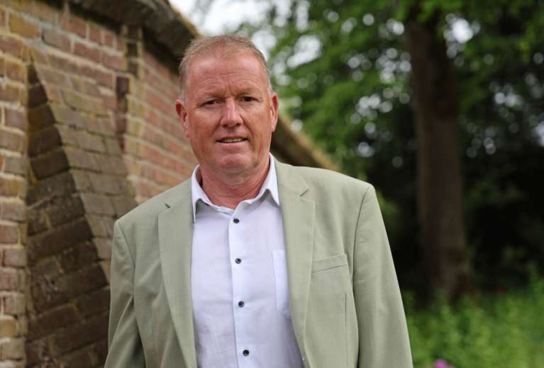 Wethouder Gerard Rasing in de kloostertuin in Huissen