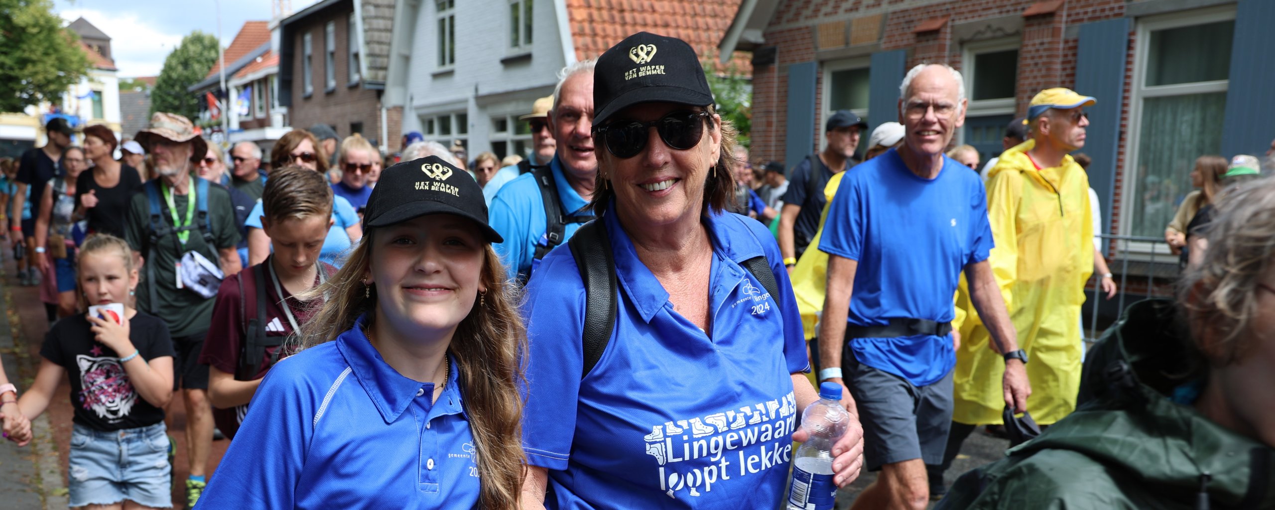 Foto van twee wandelaars tijdens de Vierdaagse. Foto ter illustratie.