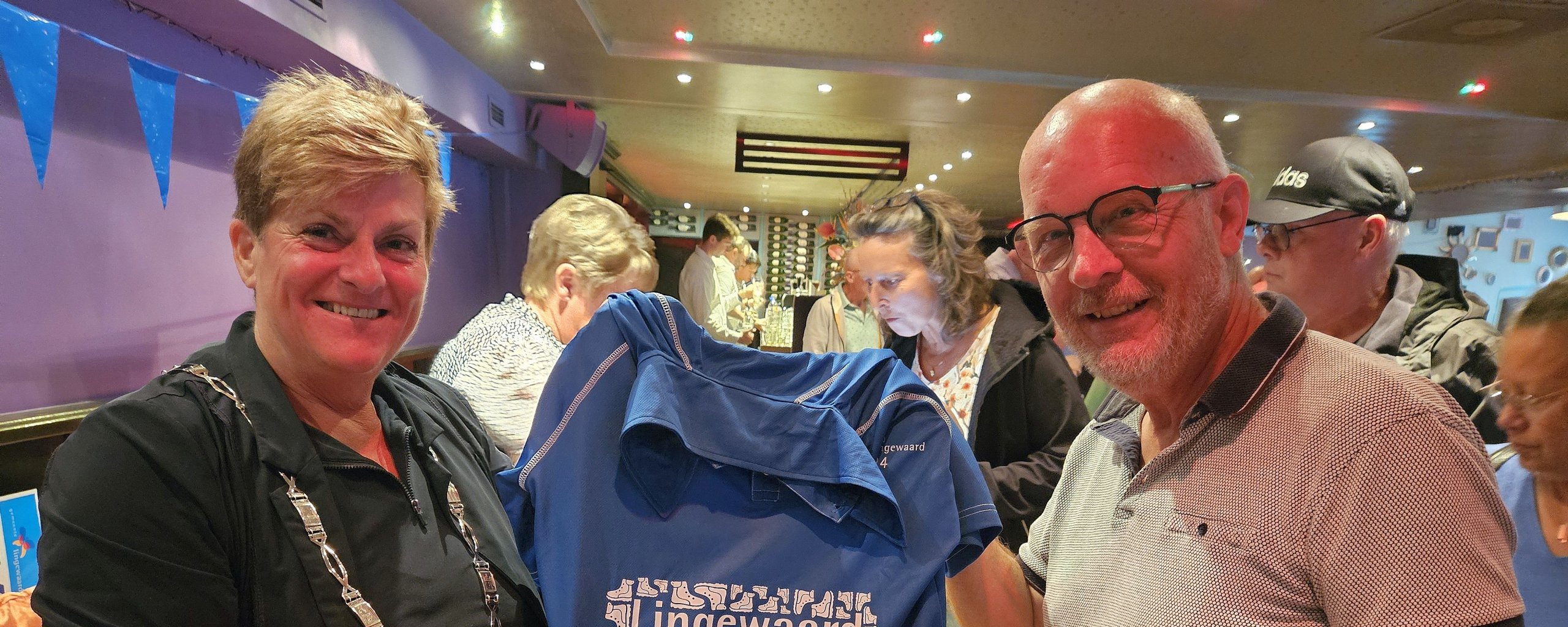 Foto van burgemeester Nelly Kalfs tijdens de uitreiking van de 4Daagse shirts. foto ter illustratie. 