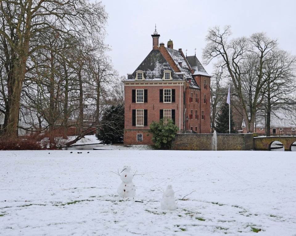 Foto van Kasteel de Kinkelenburg in de sneeuw.