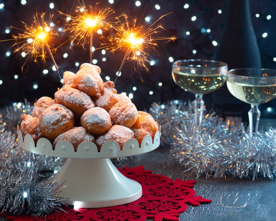 Champagne, oliebollen en sterretjes op een feestelijk versierde tafel