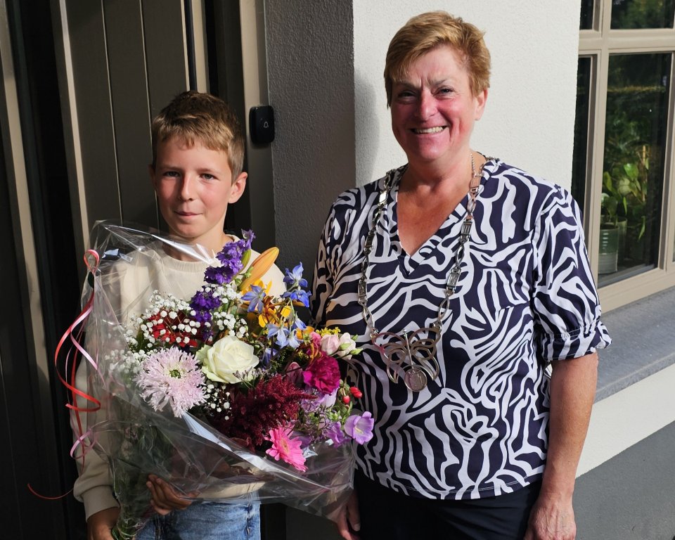 Kinderburgemeester Kobe Mettrop samen met burgemeester Nelly Kalfs