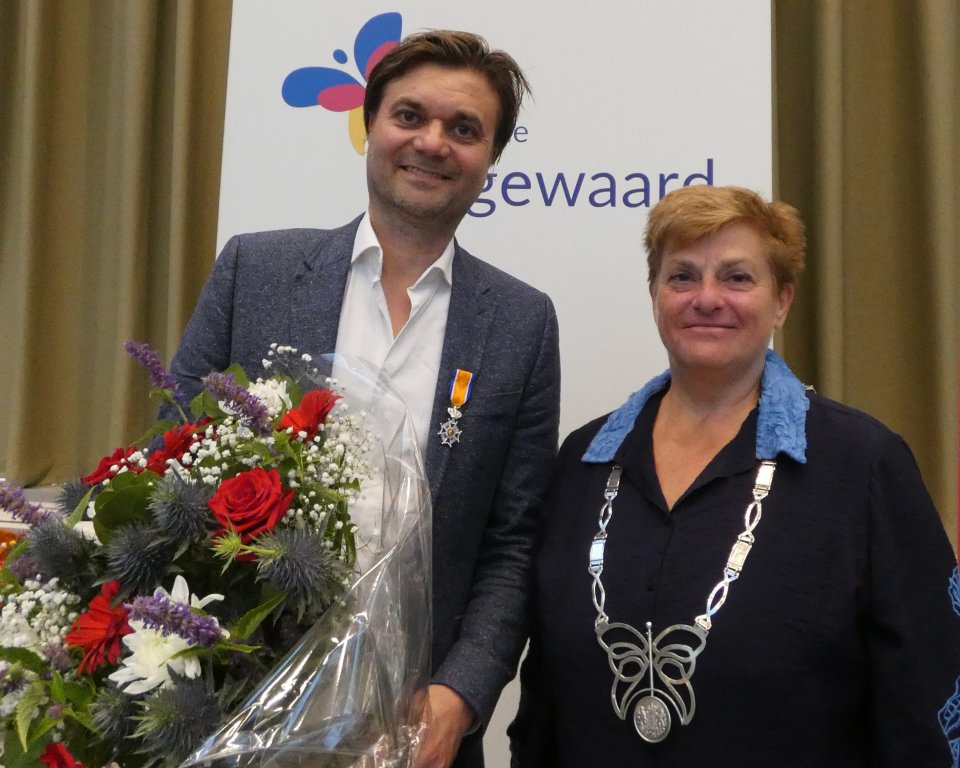 Matthew van de Woerdt samen met burgemeester Nelly Kalfs