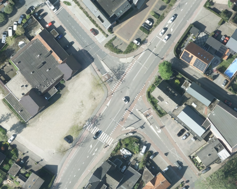 Luchtfoto van het kruispunt.