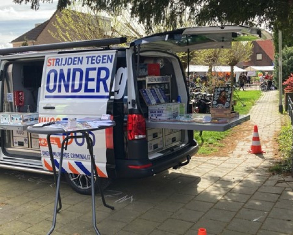 Ondermijningsbus op de weekmarkt
