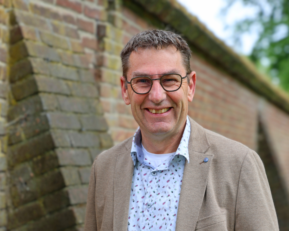 Wethouder René Derksen in de kloostertuin in Huissen