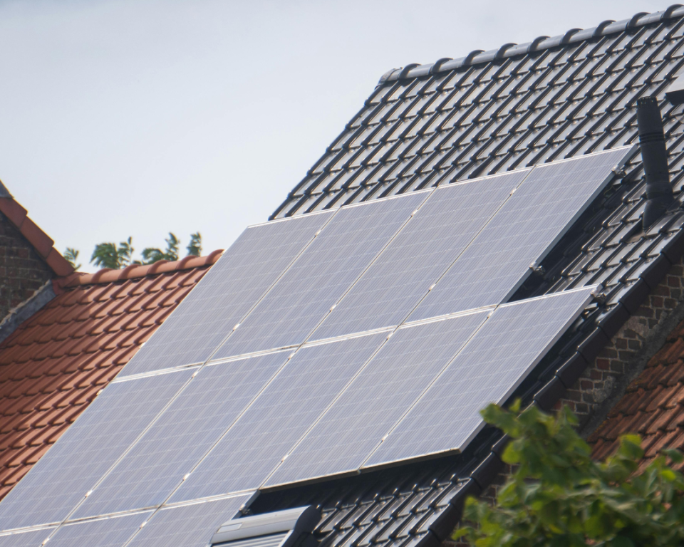 Zonnepanelen op een dak