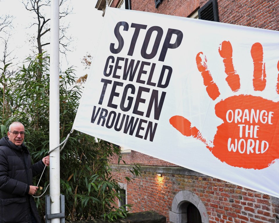 Foto van Aart Slob met Orange the World vlag