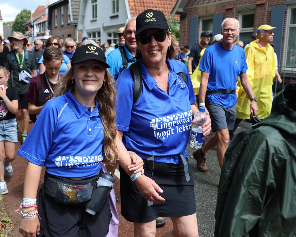 Foto van twee wandelaars tijdens de Vierdaagse. Foto ter illustratie. 