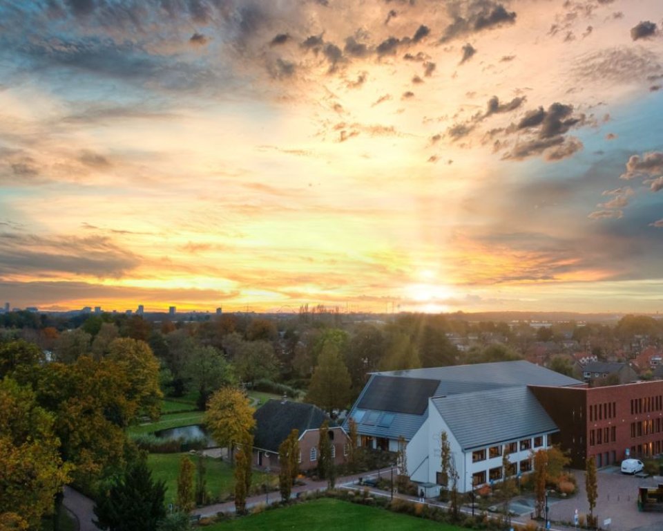 Foto van het gemeentehuis bij zonsondergang.