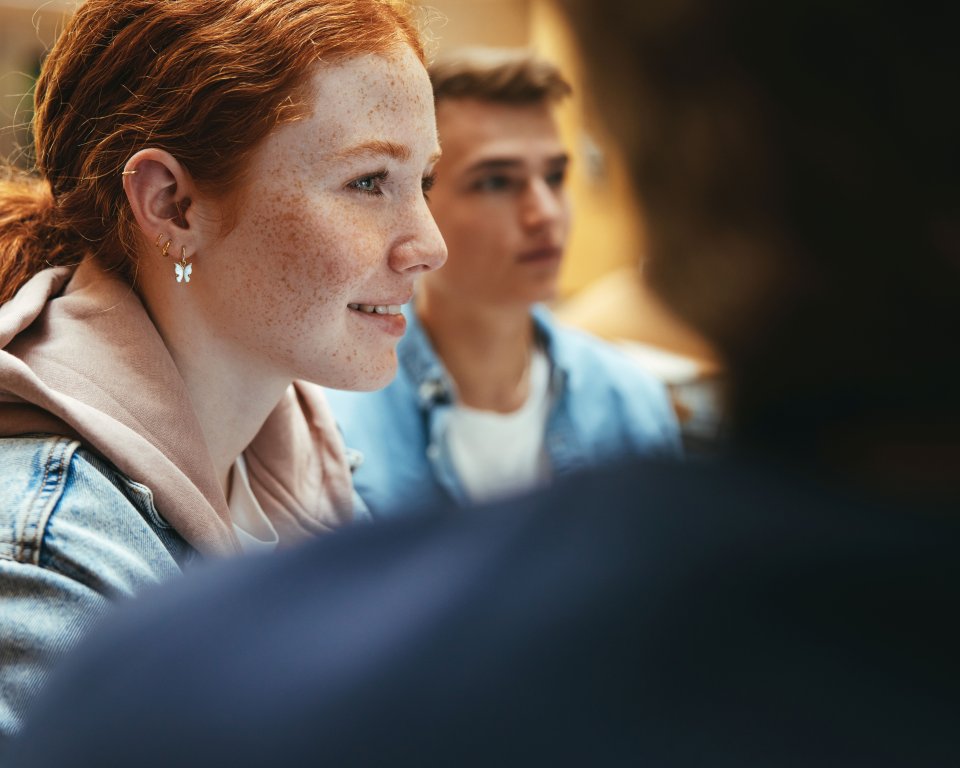 Foto van jongeren in gesprek. Foto ter illustratie.