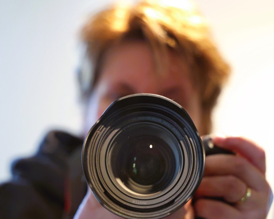 Foto van iemand die een foto maakt. Foto ter illustratie. 